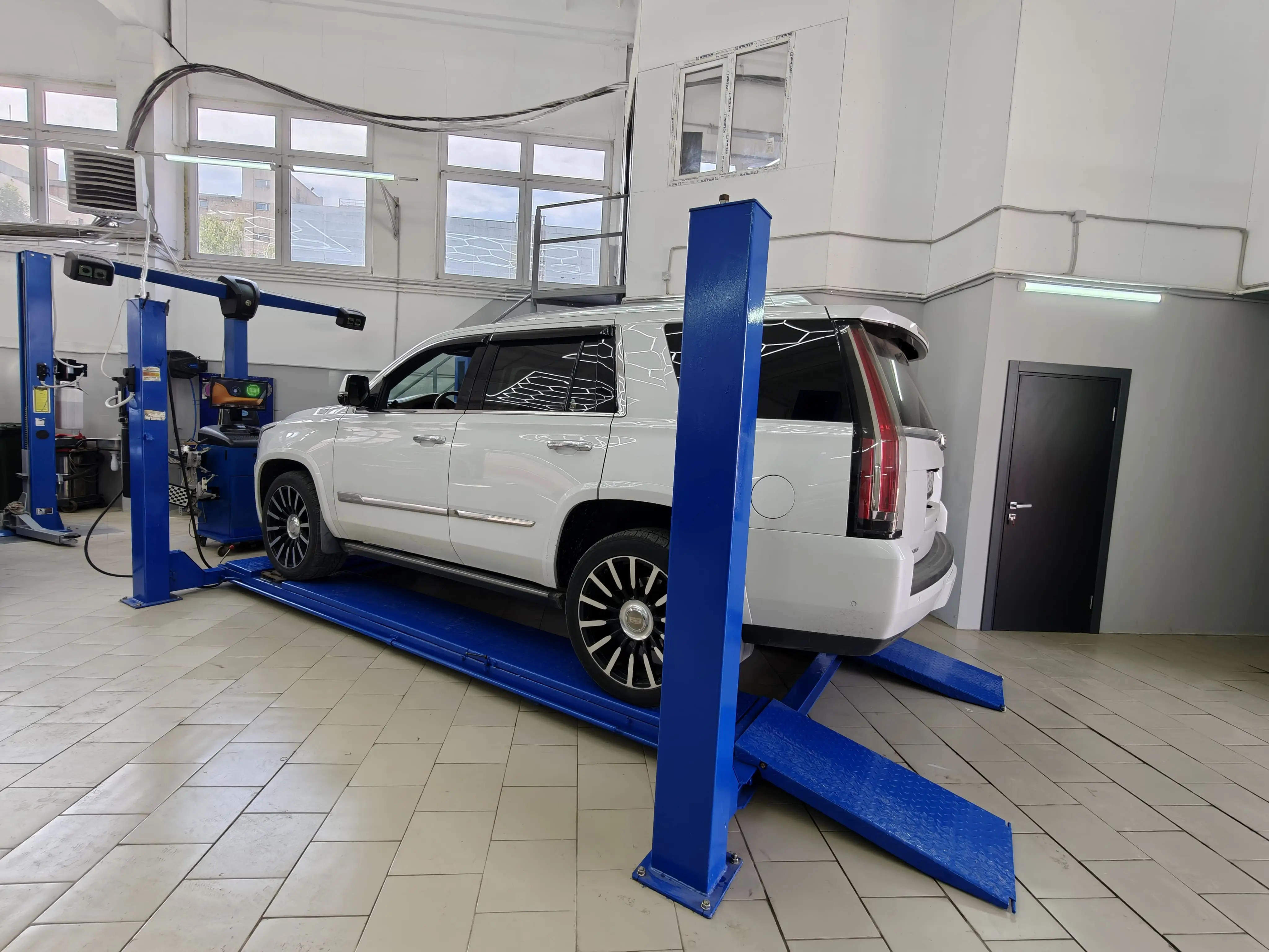 Автомобиль на подъёмнике
